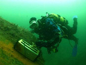 On the wreck of the F2, Scapaflow Orkney. Nick my buddy c... by Terry Reynolds 